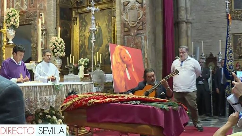 Guitarras, bulerías y el último adiós a María Jiménez en la iglesia