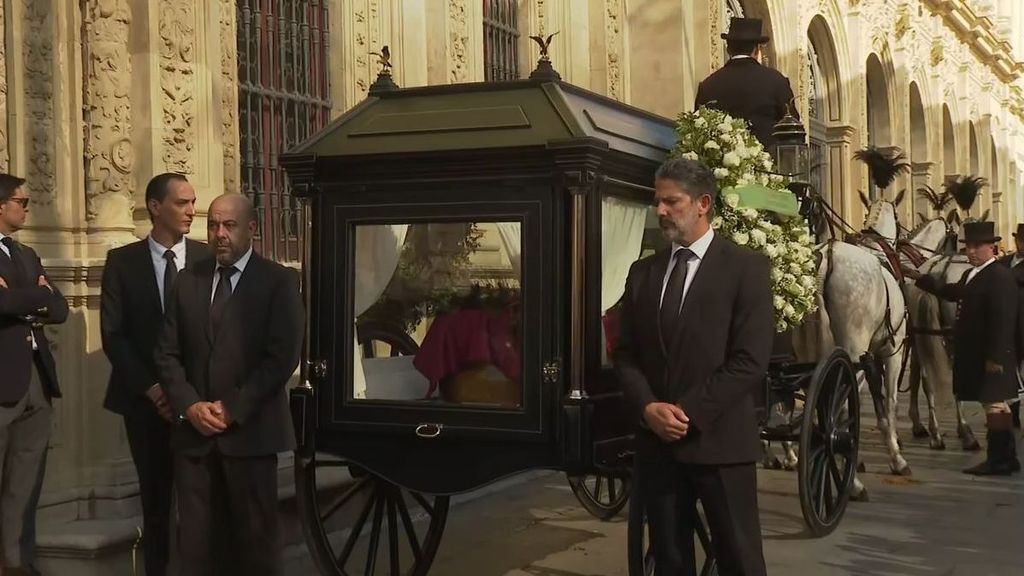 La subida, ente aplausos, del féretro de María Jiménez a la carroza con su hijo presente