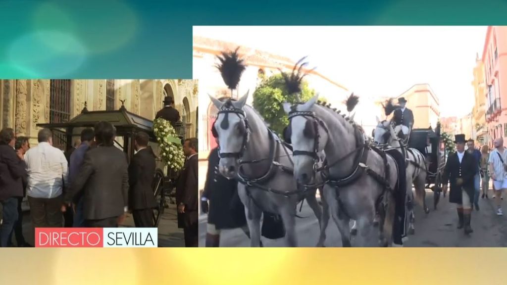 El paseo de María Jiménez por las calles de Sevilla entre aplausos y bulerías