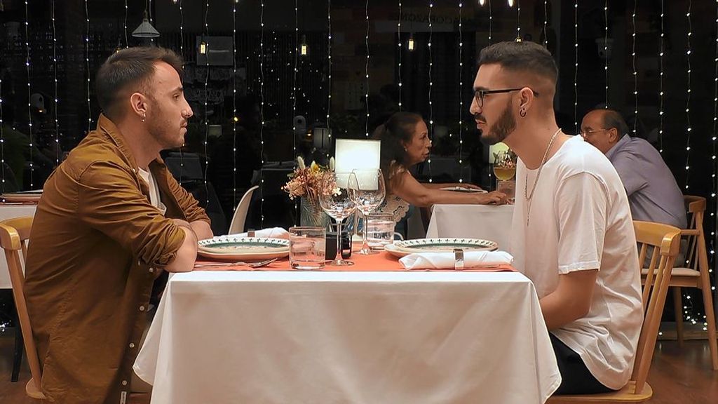 Santi y Alberto durante su cita en 'First Dates'