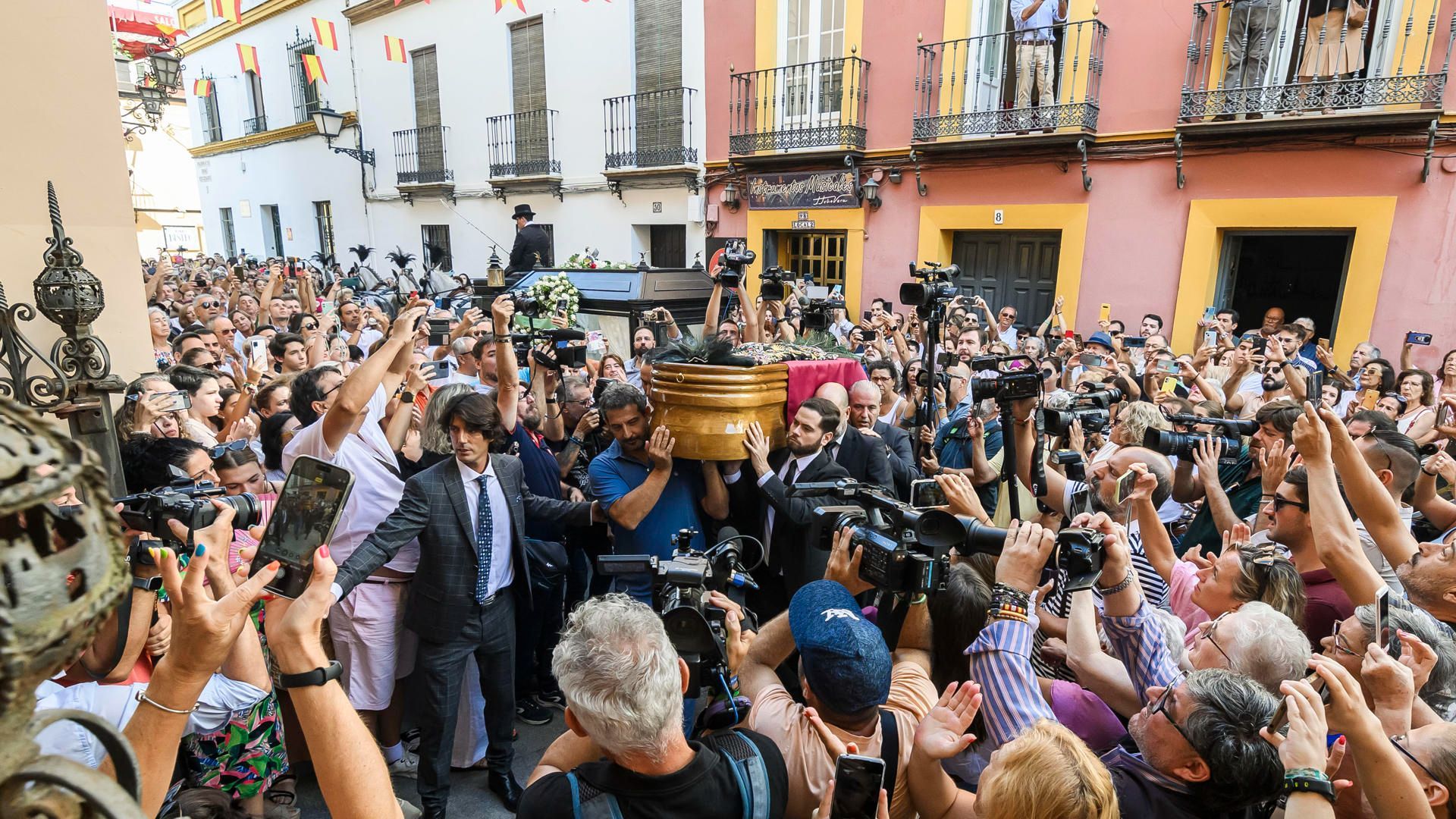 Triana se vuelca en una multitudinaria despedida a María Jiménez entre palmas y bulerías: “Nunca se podrá olvidar”