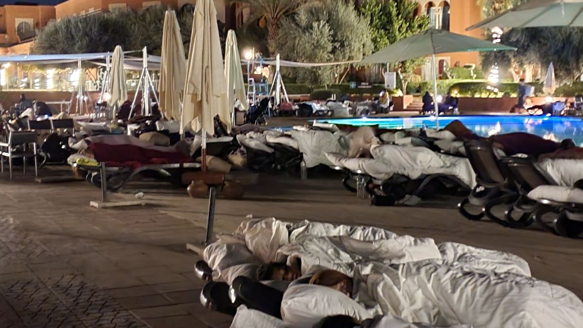 Huéspedes del hotel de cinco estrellas de Marrakech donde se aloja Elena pasan la noche en el suelo tras el terremoto que ha sacudido Marruecos