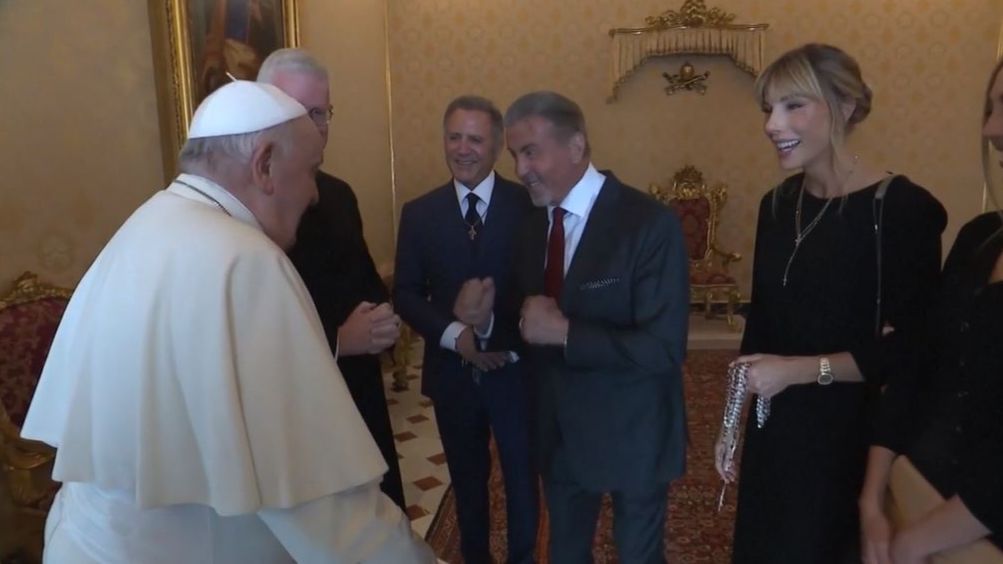 La divertida escena del papa Francisco y Sylvester Stallone: "¿Listo para boxear?"