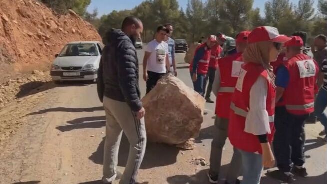 Voluntarios ayudan a despejar una carretera en Marruecos bloqueada tras el terremoto