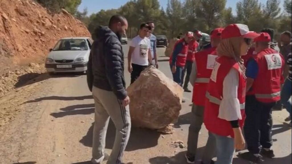 Voluntarios ayudan a despejar una carretera en Marruecos bloqueada tras el terremoto