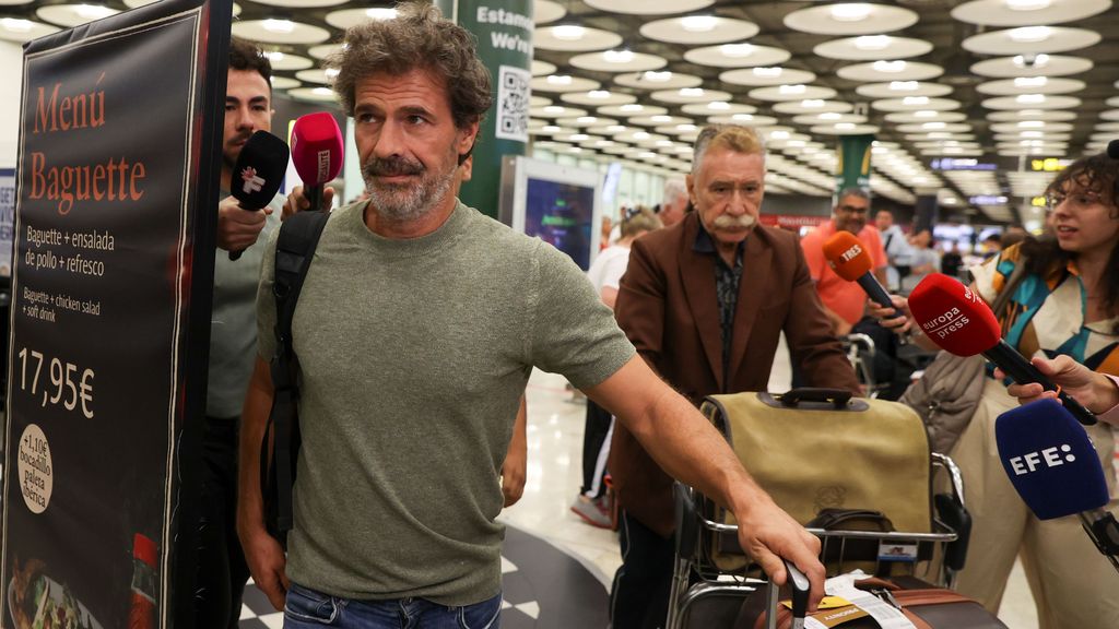 El actor español Rodolfo Sancho junto al abogado Marcos García Montes a su llegada a primera hora de este domingo al aeropuerto de Barajas