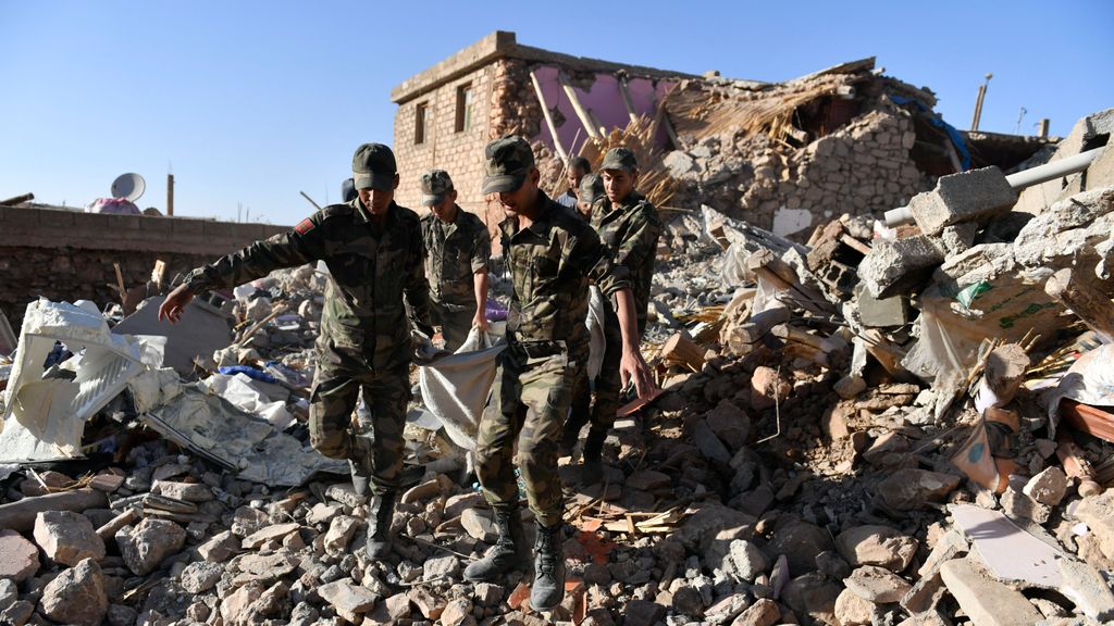 Rescates contra reloj bajo los escombros en Marruecos tras un terremoto devastador