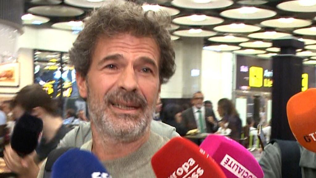 Rodolfo Sancho en el aeropuerto sin querer responder a los medios