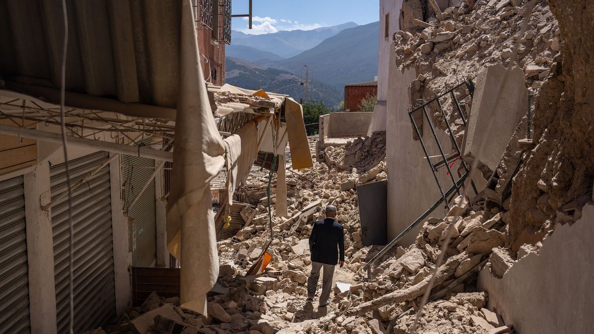 Un hombre camina por una calle totalmente destruida por el terremoto de Marruecos