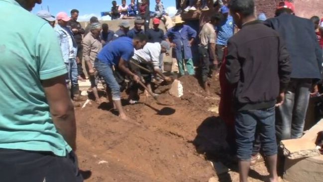 Vecinos de poblaciones rurales en Marruecos entierran a las víctimas del trágico terremoto