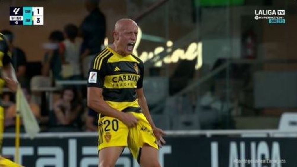 Víctor Mollejo se lleva la mano a los testículos tras marcar el tercer gol en Cartagena