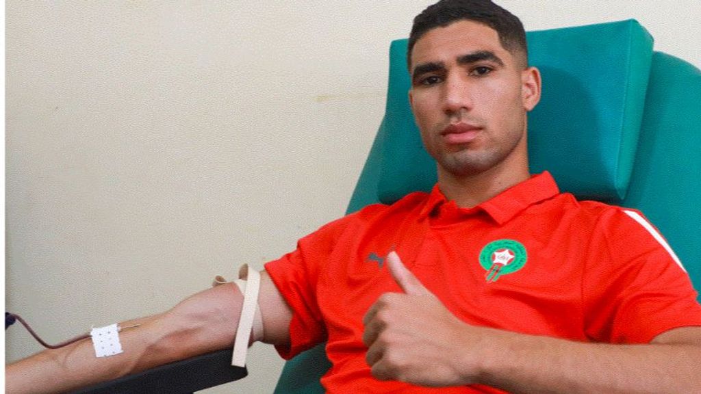 Achraf Hakimi donando sangre tras el terremoto en Marruecos