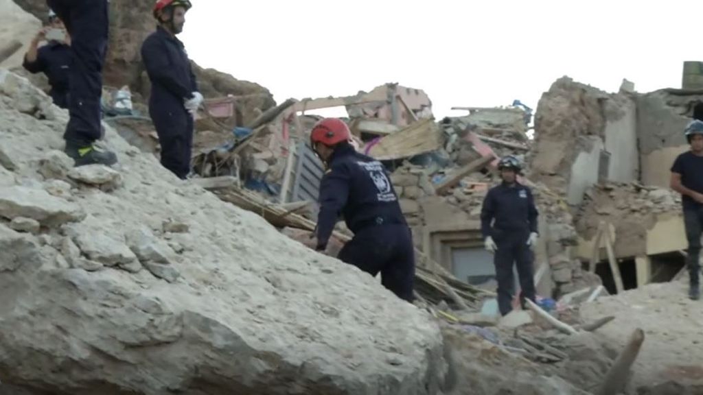 Bomberos españoles trabajan a contrarreloj en Imin Tala, una zona muy golpeada por el terremoto