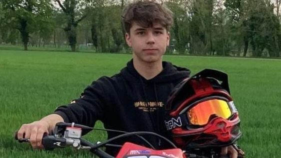 Davide Pavan, de 17 años, murió atropellado por un policía ebrio que lo atropelló. A los pocos días, el Ayuntamiento de Treviso les mandó la factura de la limpieza de la calle.