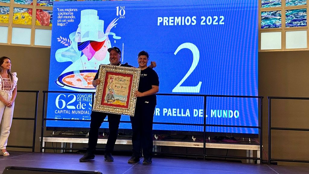 Flora González entregando el segundo premio a Javier Blanc, del restaurante 'The Paella Guys & Co'