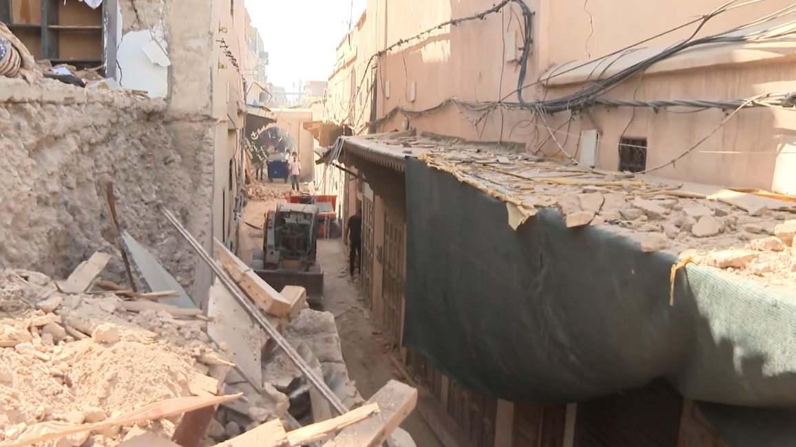 Los habitantes de las aldeas afectadas por el terremoto de Marruecos tratan de encontrar supervivientes
