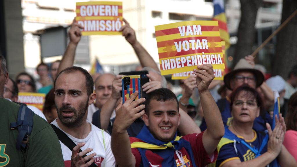 Manifestantes de la Diada reclamando la independencia y la dimisión del Govern