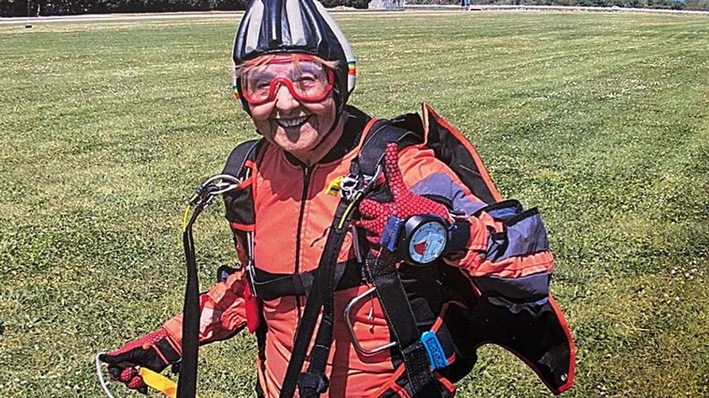 montse mecho sonriente completa uno de sus ultimos saltos en paracaidas a los 88 anos 6727