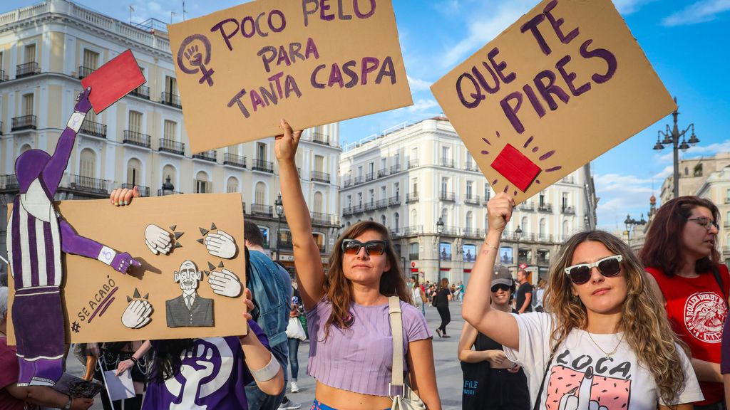 Unas jóvenes se manifiestan contra Rubiales en la Pueta del Sol. El #seacabó conglomeró a un gran sector de la sociedad.