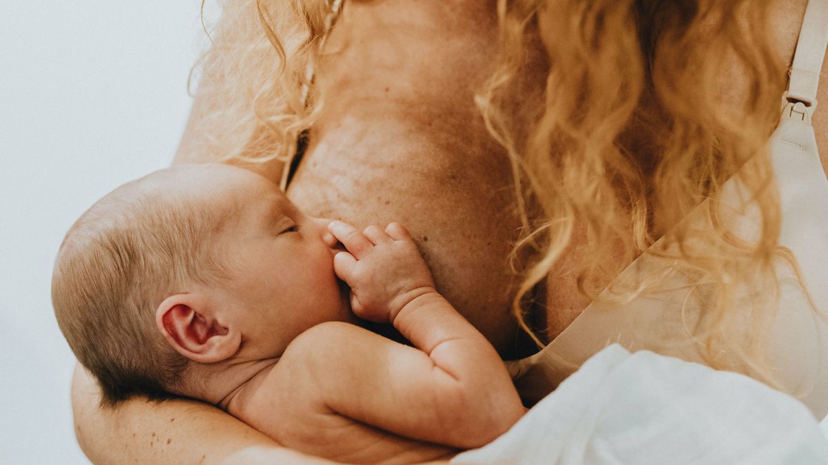 A los bebés les gusta dormir al pecho de su madre