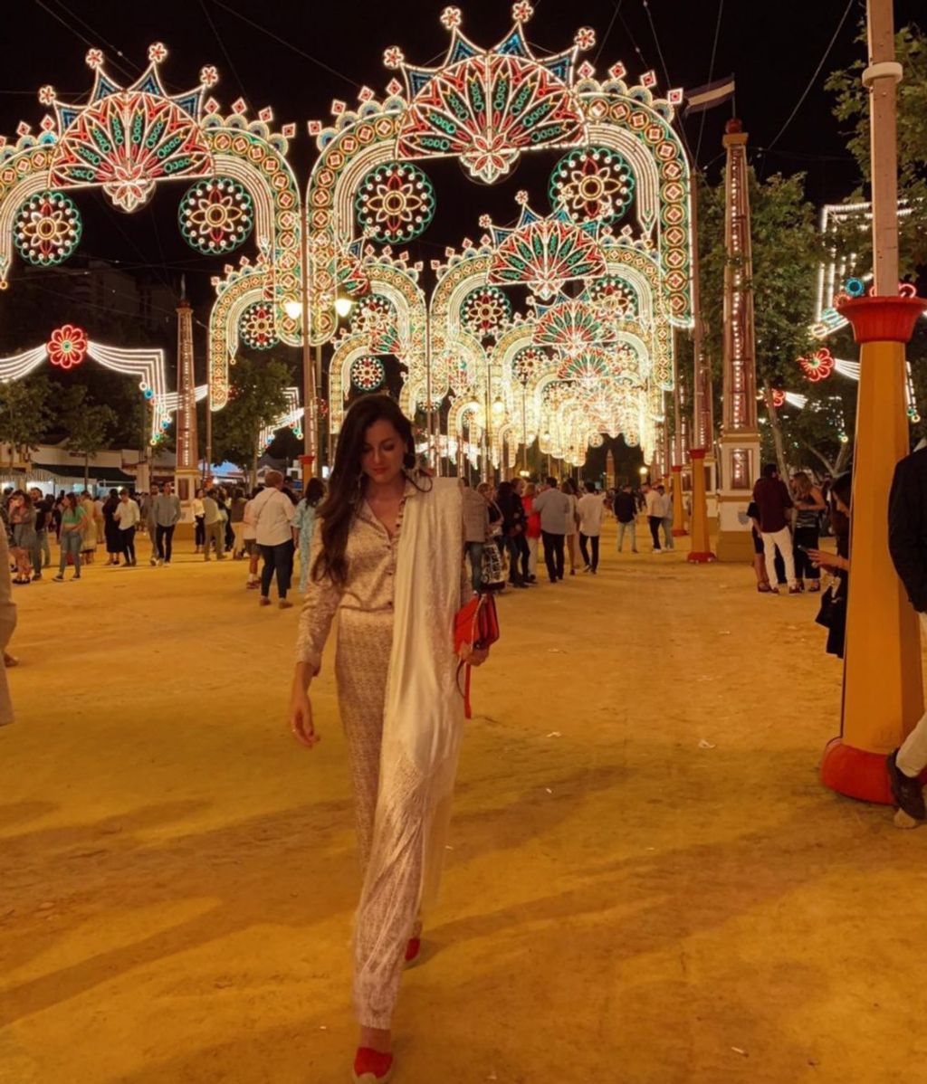 Paloma Herce con un look con mantón en la Feria de Jerez