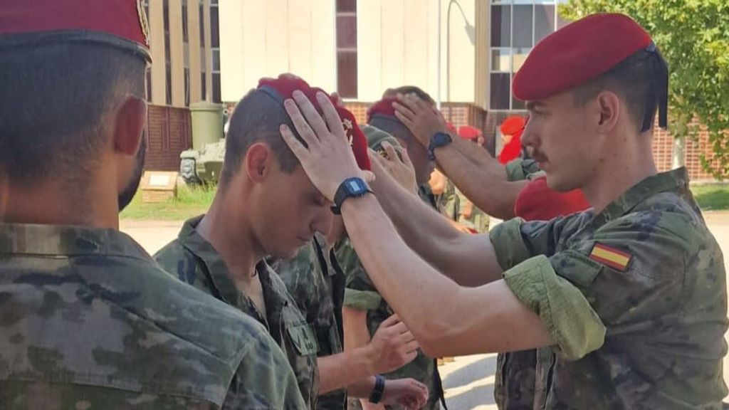 Imposición de la boina rojo 'grancé' a los integrantes de la promoción de la princesa Leonor en la Academia General de Zaragoza