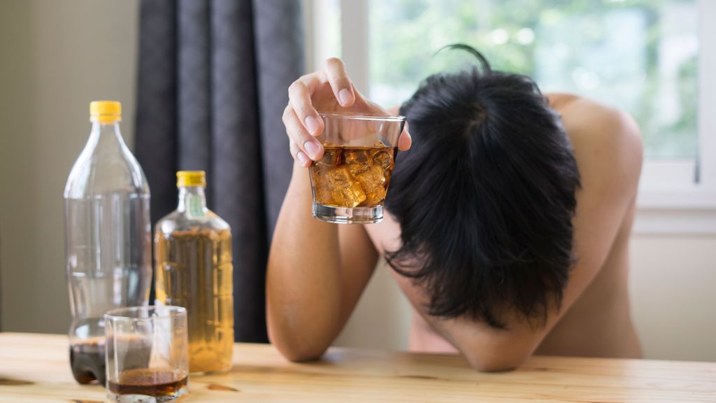 La crisis de salud mental entre aaolescentes desatada por la pandemia hace tres años no ha ayudado a mejorar la relación entre adoelscencia y alcohol.