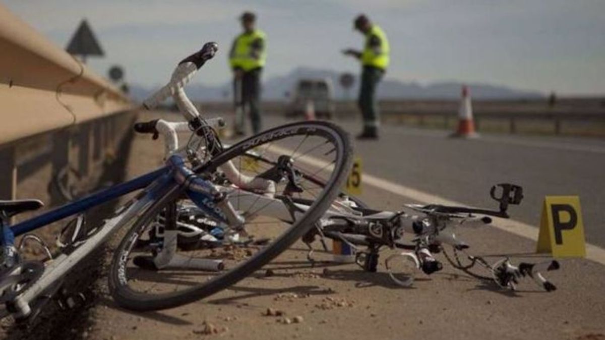 Los dos ciclistas han sido embestidos en una carretera de Montserrat, Valencia