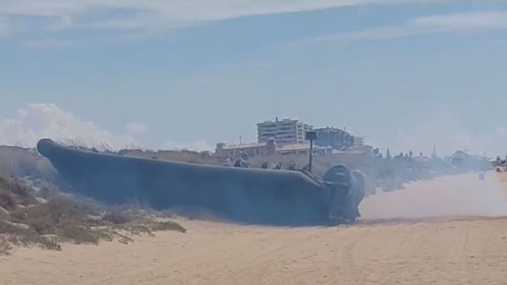 Cuatro narcos encallan la lancha tras una huida espectacular en una playa de Puerto Umbría, en Huelva