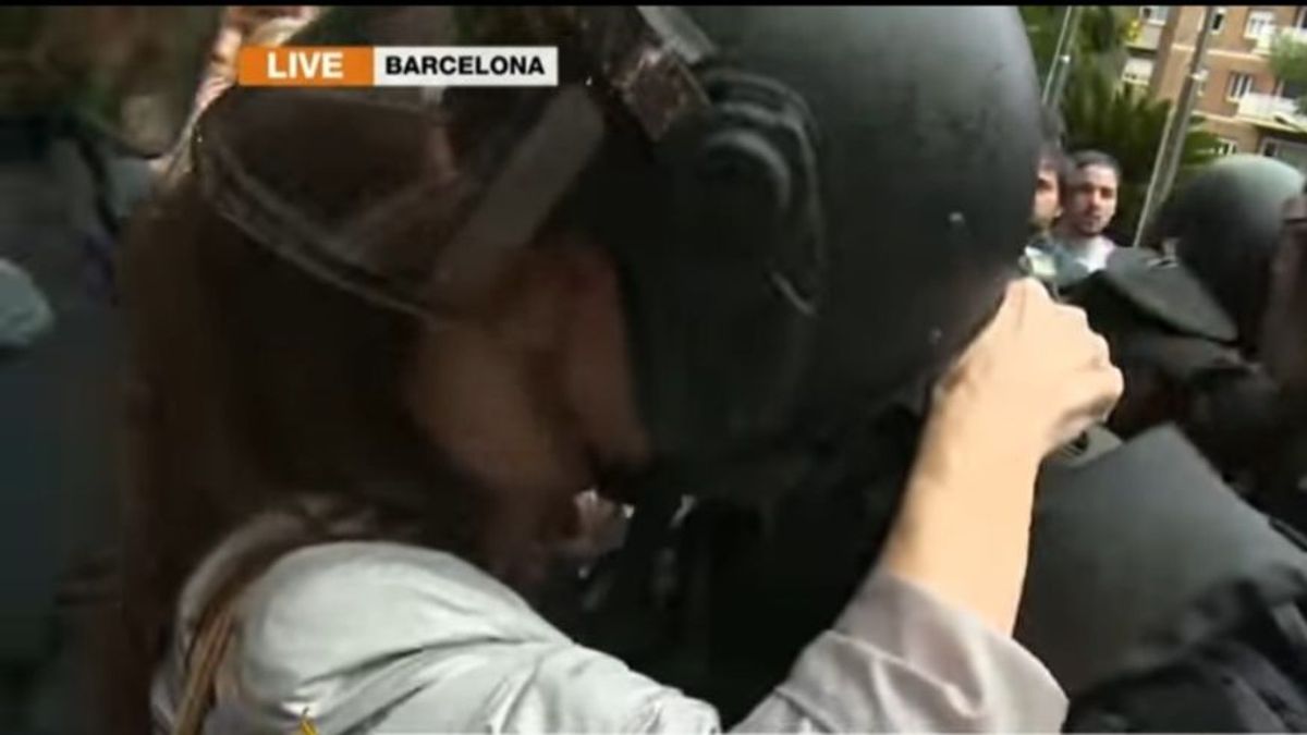 Momento del beso de una mujer que el policía nacional denuncia fue "repentino y no consentido"
