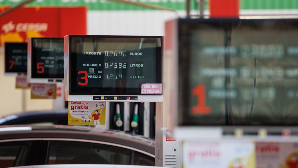 Pantallas con el precio del diesel y la gasolina en una estación de servicio, a 1 de septiembre de 2023, en Madrid (España).