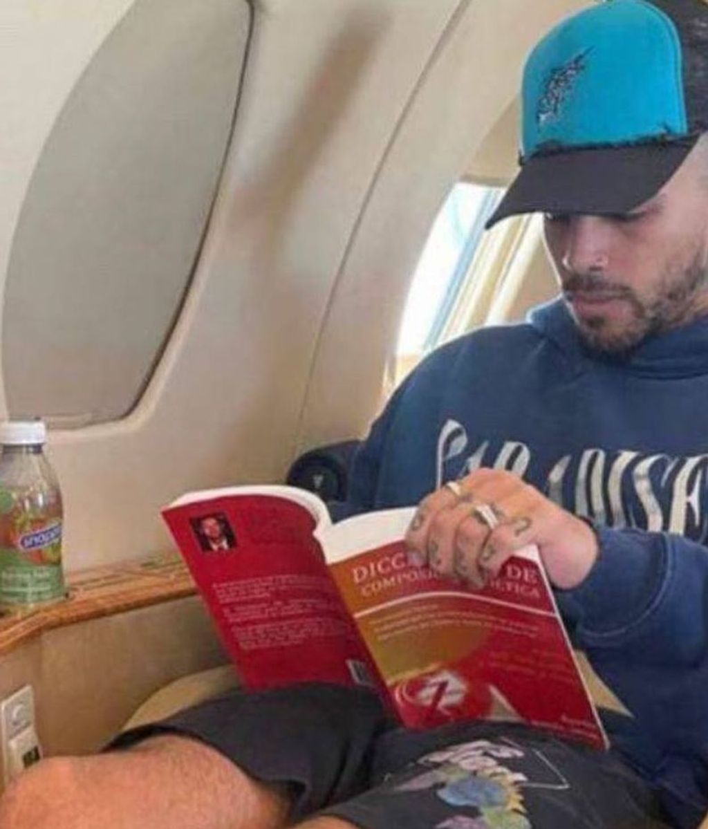 Rauw Alejandro, con el mismo libro que tiene Rosalía