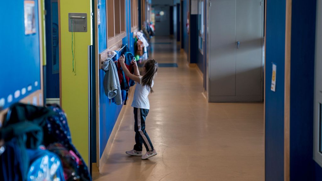 Una niña cuelga su mochila en un colegio de Madrid al inicio del curso escolar 2023-2024