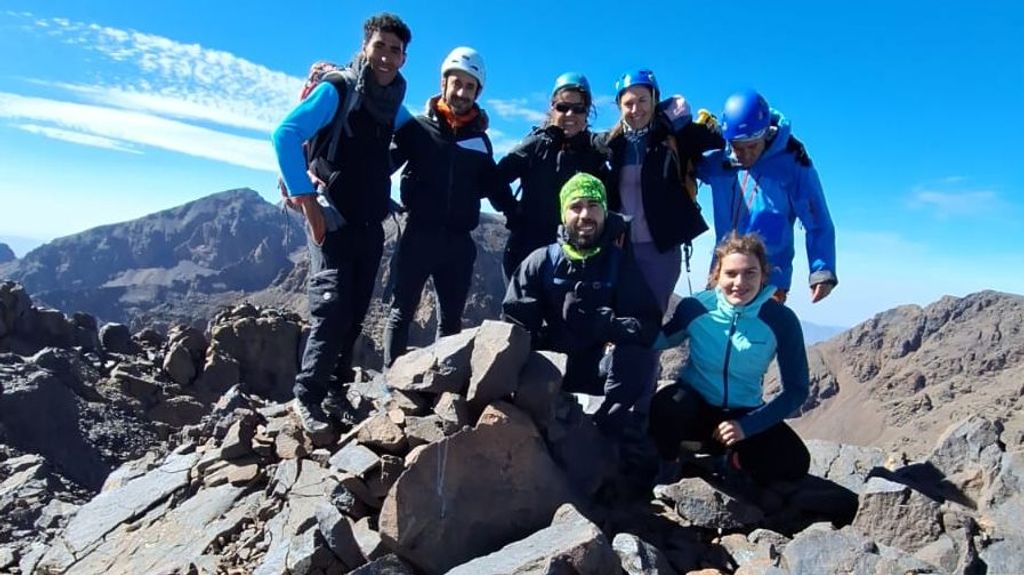Guillem y su compañeros en una de las rutas de 'trekking' por el Atlo Atlas donde les sorprendió en terremoto de Marruecos