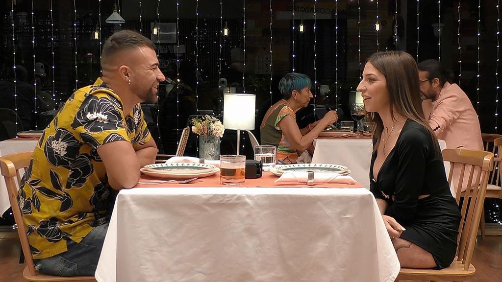 Mario y Reyes durante su cita en 'First Dates'