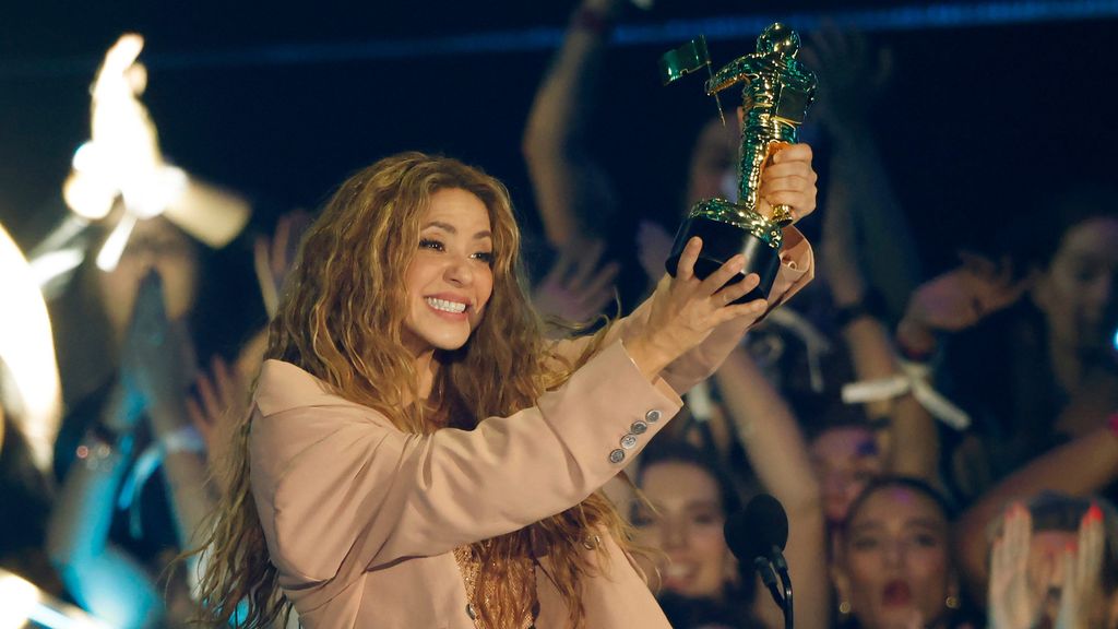 Shakira recibe su premio como homenaje a su carrera