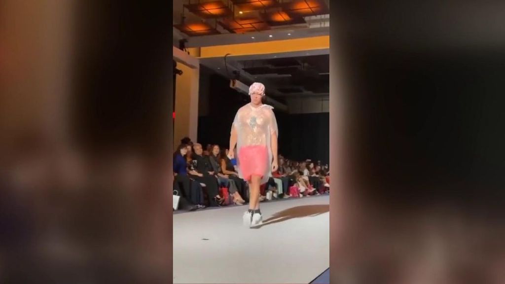 Un espontáneo se hace pasar por modelo vistiendo una bolsa de basura en la pasarela de moda de Nueva York