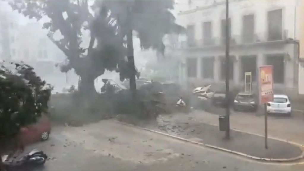 Un "reventón" provoca la caída de árboles y múltiples rescates en Castellón