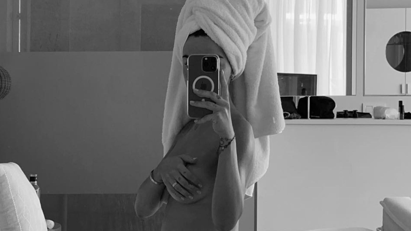 Violeta Mangriñan posa desnuda y enseña su tripita de premamá