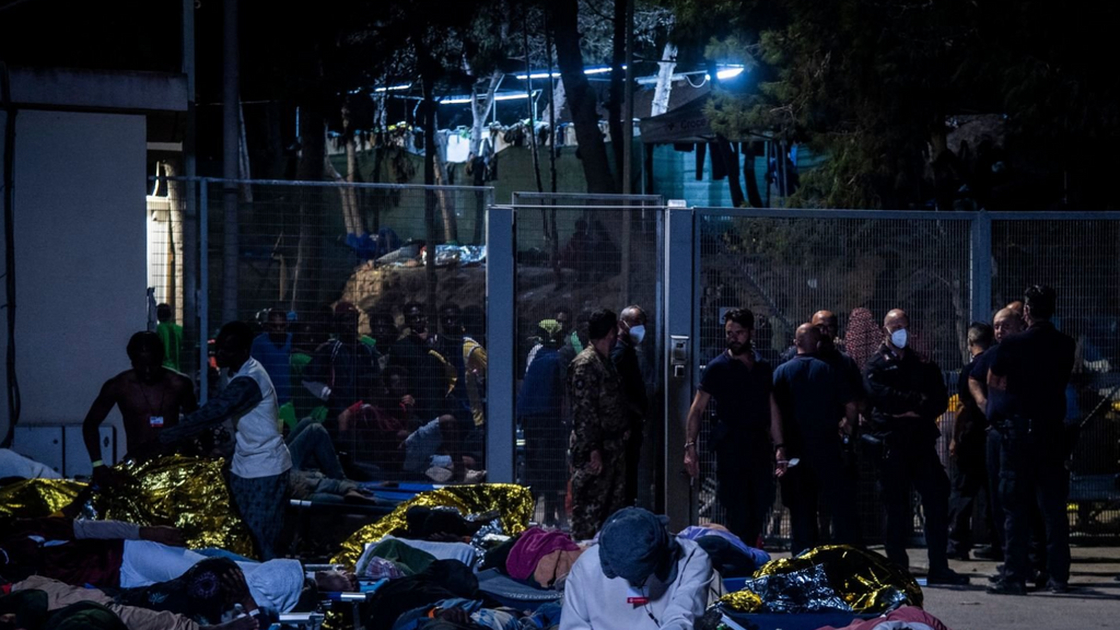 El centro de acogida de la isla de Lampedusa ha acogido en la noche del miércoles a unas 7.000 personas.