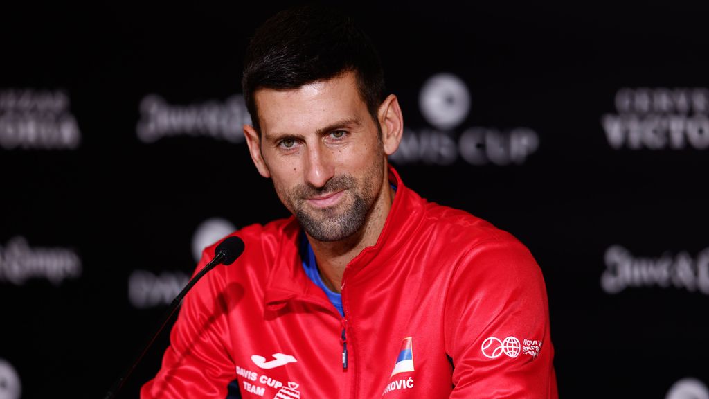 Novak Djokovic para una rueda de prensa para apuntarse cómo se dice "echar de menos" en castellano