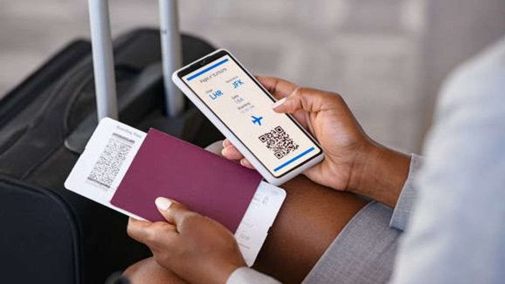 Pasaporte y tarje de embarque en smartphone.