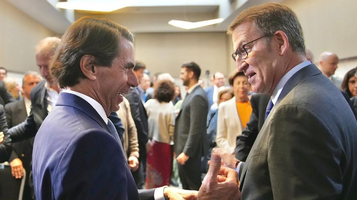 El expresidente del Gobierno, José María Aznar, y el líder del PP, Alberto Núñez Feijóo, exhiben sintonía en un acto de FAES El expresidente del Gobierno, José María Aznar, y el líder del PP, Alberto Núñez Feijóo, exhiben sintonía en un acto de FAES
