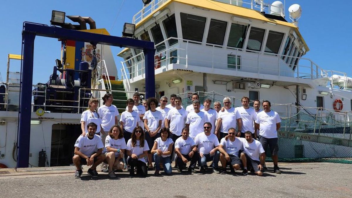 Equipo que realizó la investigación de la actividad sexual grupal de las anchoas. Equipo que realizó la investigación de la actividad sexual grupal de las anchoas.