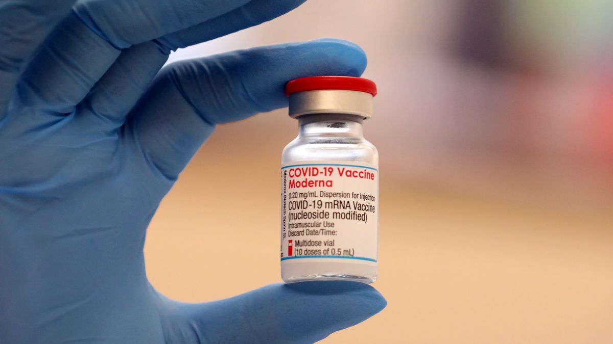 EuropaPress 5439030 filed 21 november 2021 thuringia gera medical worker holds vial of the EuropaPress 5439030 filed 21 november 2021 thuringia gera medical worker holds vial of the