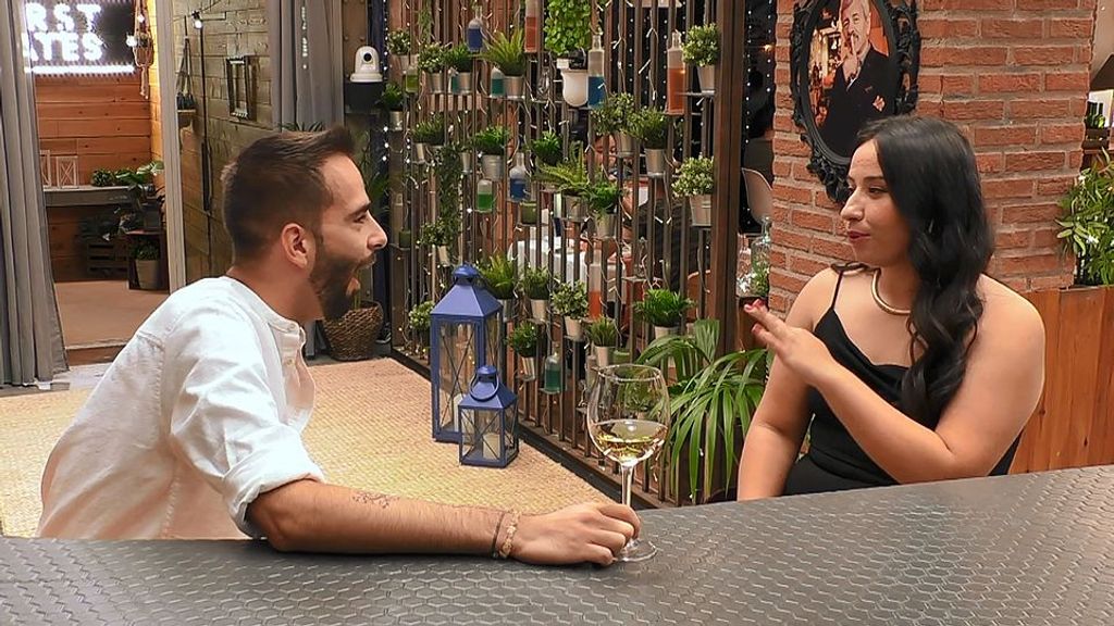 Julio y Sandra durante su cita en 'First Dates'