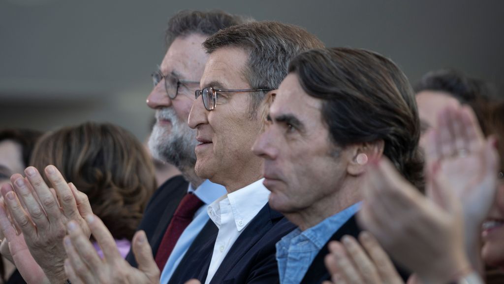 Los expresidentes Aznar y Rajoy junto a Feijóo en un acto de partido