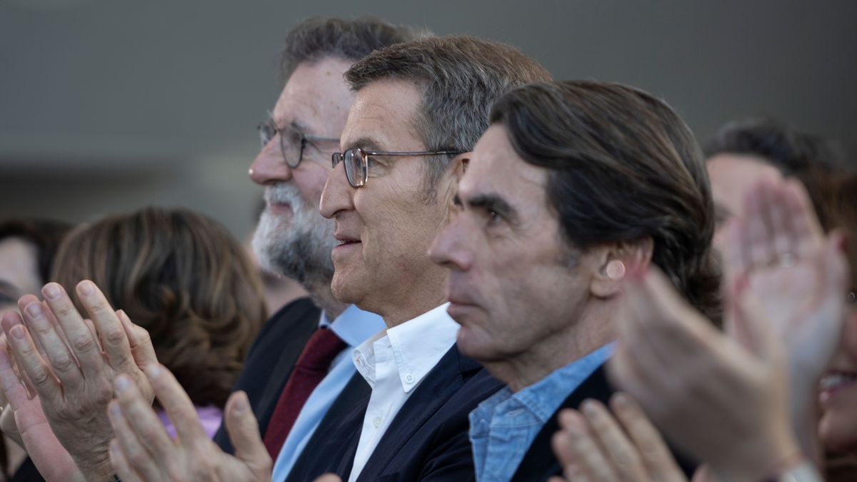 Los expresidentes Aznar y Rajoy junto a Feijóo en un acto de partido Los expresidentes Aznar y Rajoy junto a Feijóo en un acto de partido