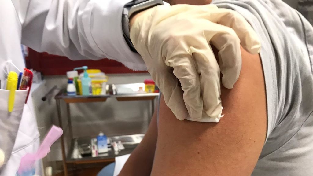 Los gallegos de más de 60 años recibirán la vacunación doble gripe-covid desde el 16 de octubre