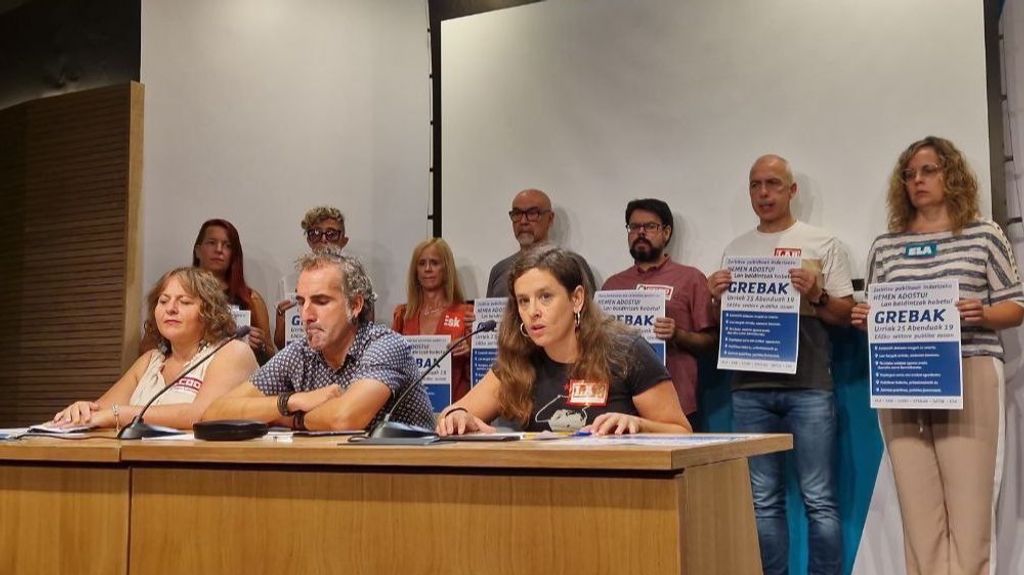 Los representantes sindicales anunciando la convocatoria de huelga en el sector publico vasco